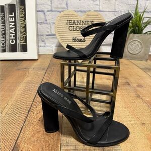 ALIAS MAE
Amina Block Heel Sandal In Black